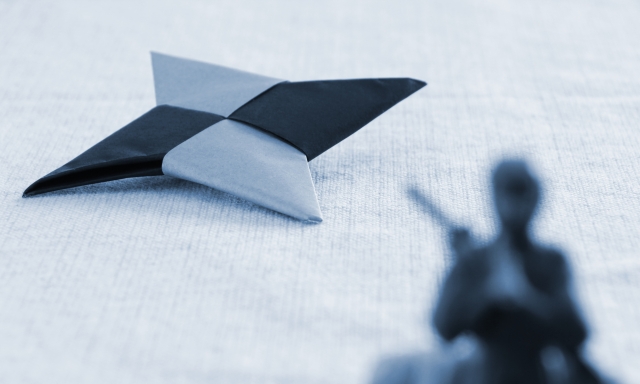 Seorang turis mencoba memegang pedang samurai