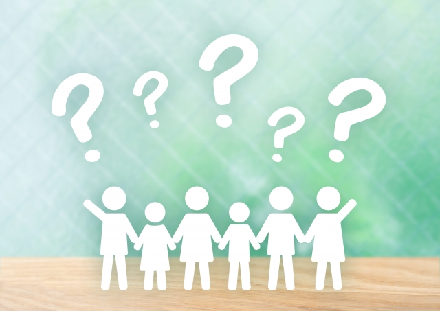 Seseorang sedang menandatangani kontrak kerja