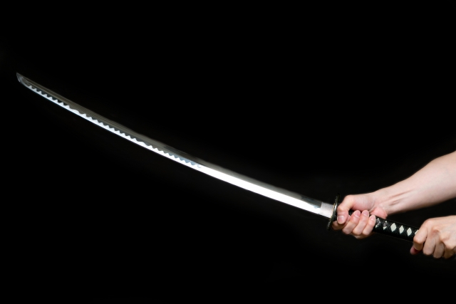 Seorang samurai sedang bermeditasi di depan kuil