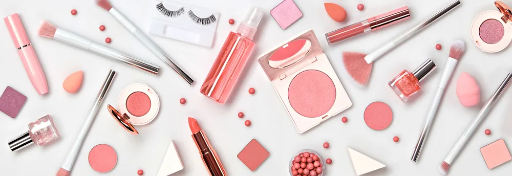 Bagian dalam sebuah drugstore di Jepang yang penuh dengan produk kosmetik.