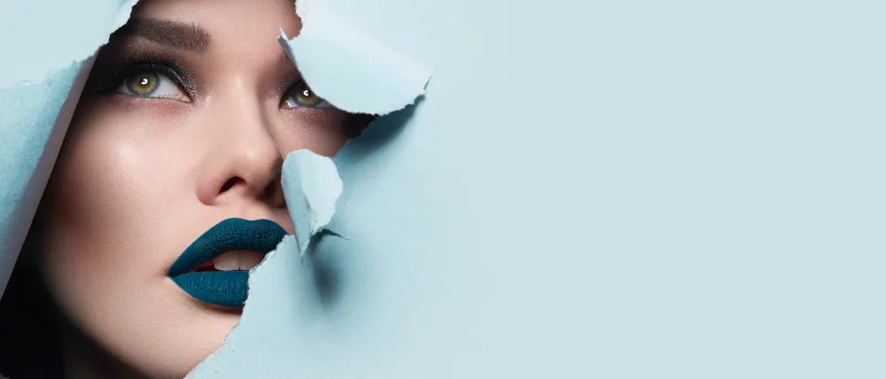 Berbagai macam produk kosmetik Jepang yang tertata rapi.