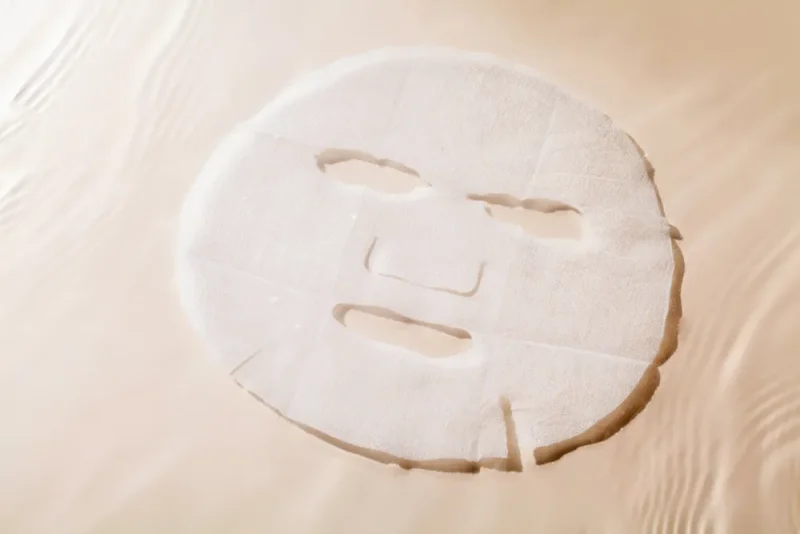 Berbagai macam produk sheet mask Jepang yang dipajang.