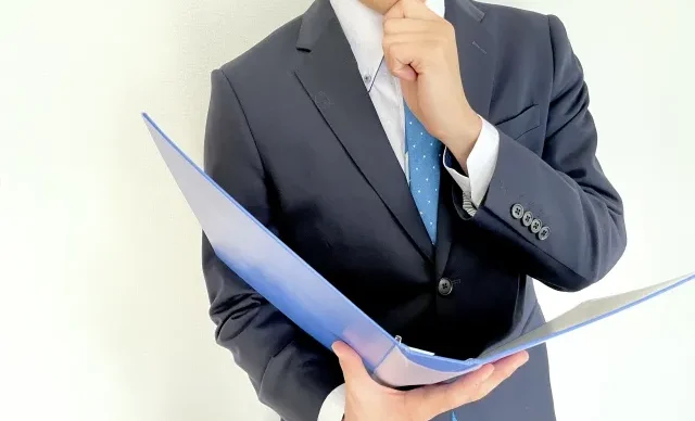 Tiga ikon yang melambangkan laporan, kontak, dan konsultasi.