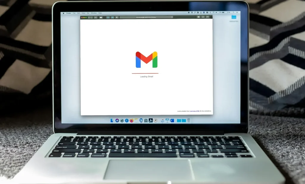 Seseorang sedang mengetik email bisnis di laptop.