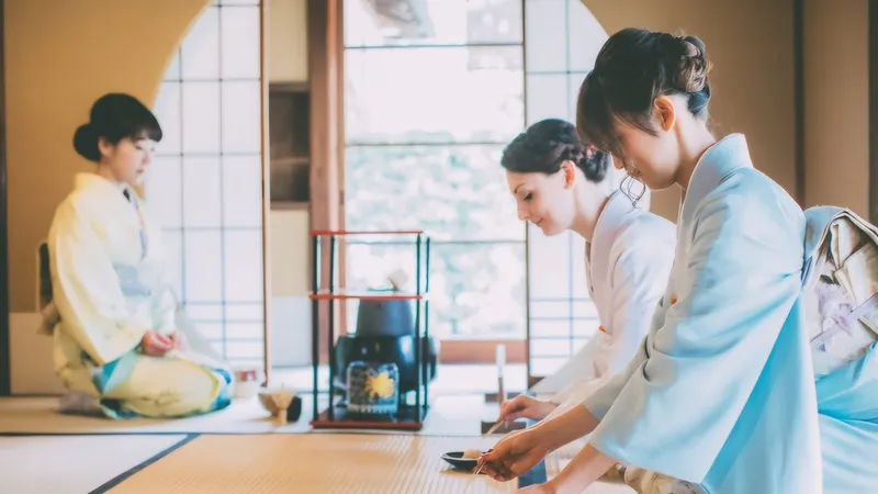 Seseorang sedang menikmati wagashi dan teh di sebuah ruangan tradisional Jepang.