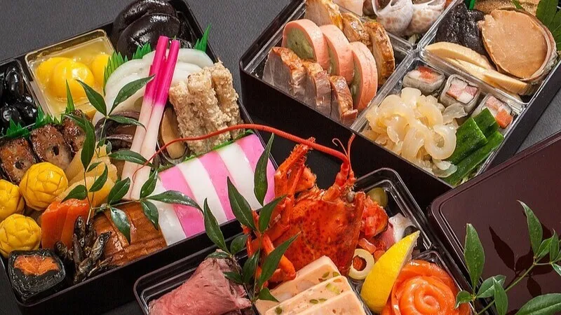 Sepiring sushi dan sashimi yang disajikan dengan indah