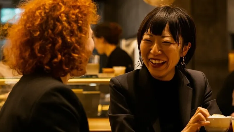 Dua orang dari budaya yang berbeda sedang berkomunikasi dengan ramah