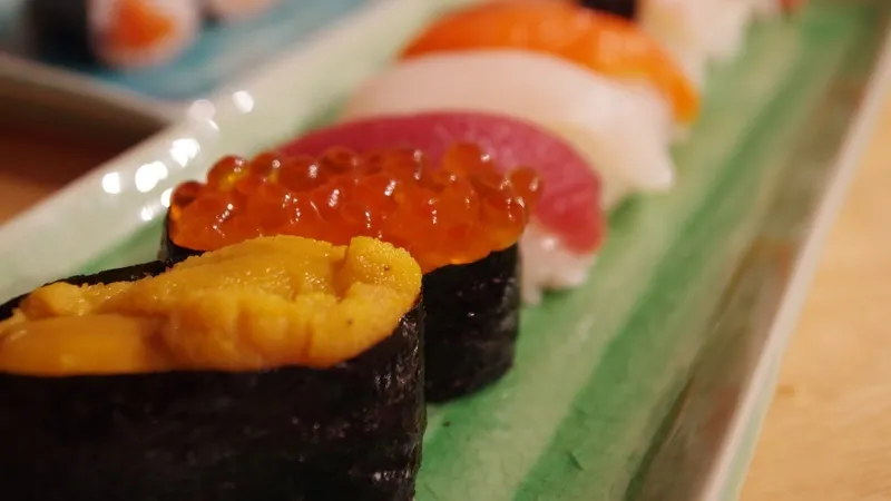 Berbagai macam sushi yang disajikan dengan indah
