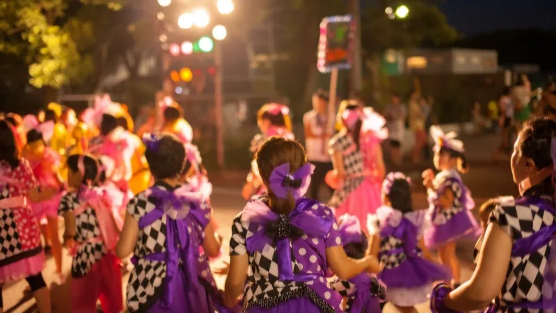 Seorang wanita mengenakan yukata dan memegang kipas