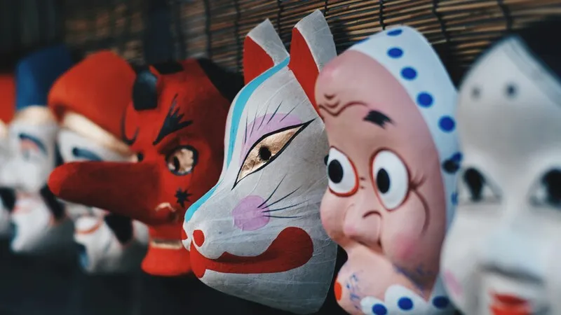 Seorang turis mencoba mengenakan kimono di Kyoto