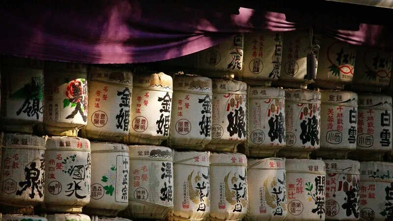 Berbagai jenis sake dalam botol yang berbeda