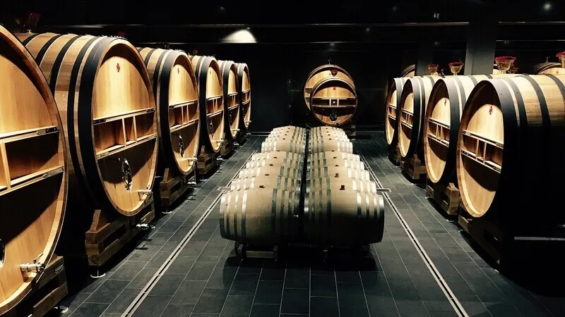 Proses pembuatan sake di sebuah pabrik tradisional